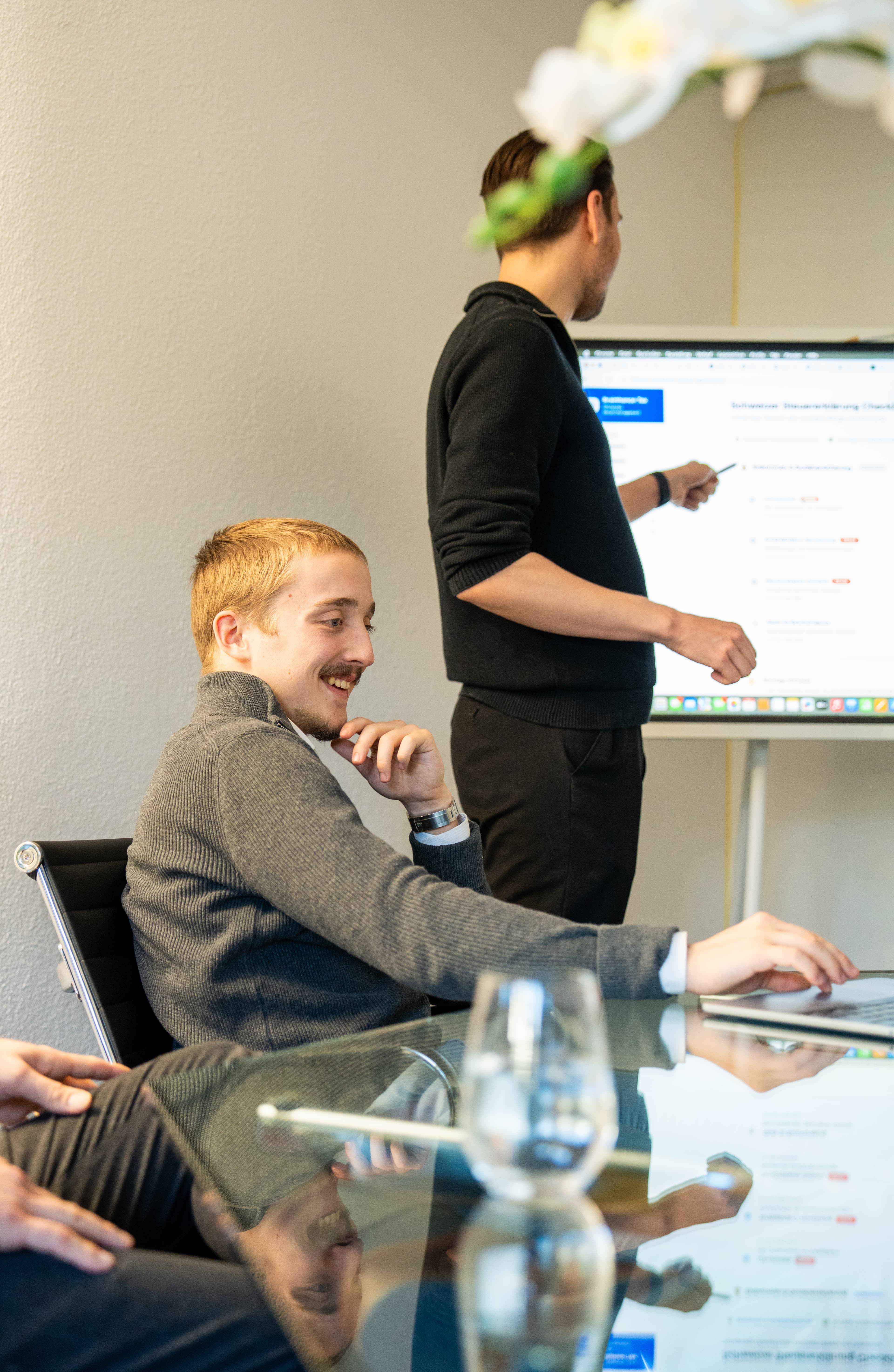 Brainhance Team gemeinsam · Joshua und Reto am Laptop